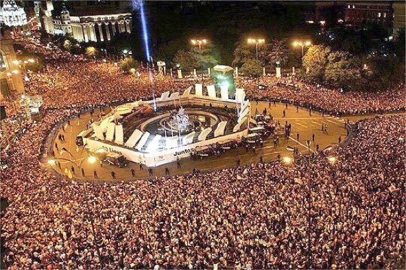 elmundotoday's tweet photo. Locura en La Cibeles tras la victoria de Pedro Sánchez. #PrimariasPSOEEMT https://t.co/J9krvkDomK