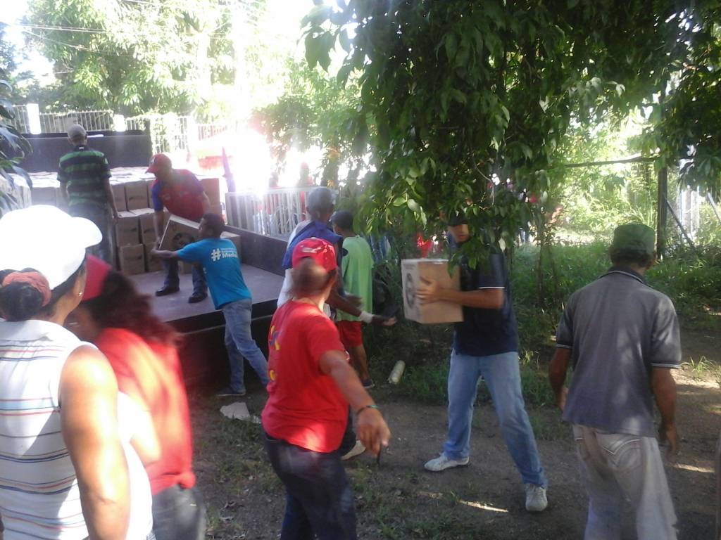 AdyanizNoguera's tweet photo. Gracias a @NicolasMaduro hemos atendido a través de los CLAP 18.515 familias en #Cúa #MirandaEnPazVenceAlTerror https://t.co/utjiViNboe