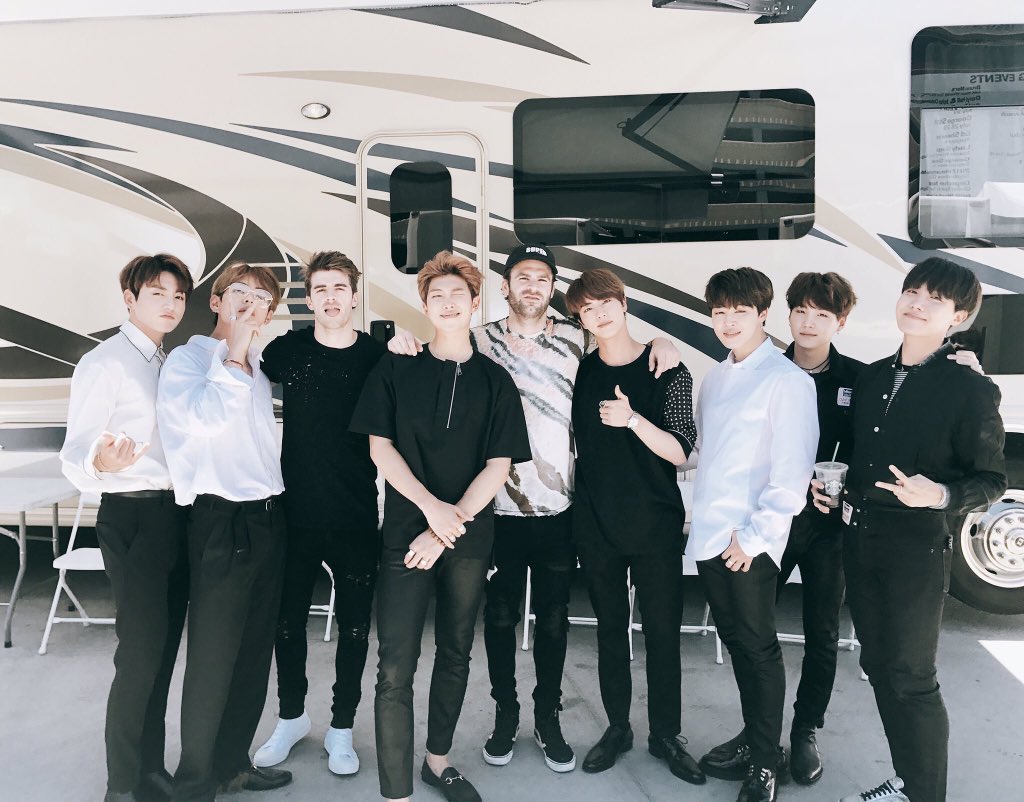 parkjiminslips's tweet photo. @BTS_twt @TheChainsmokers YALL LOOK GOOD ALREADY IM SHAKING

I vote for @BTS_twt for the #BTSBBMAs Top Social Artist Award https://t.co/4LWH1NMMIl