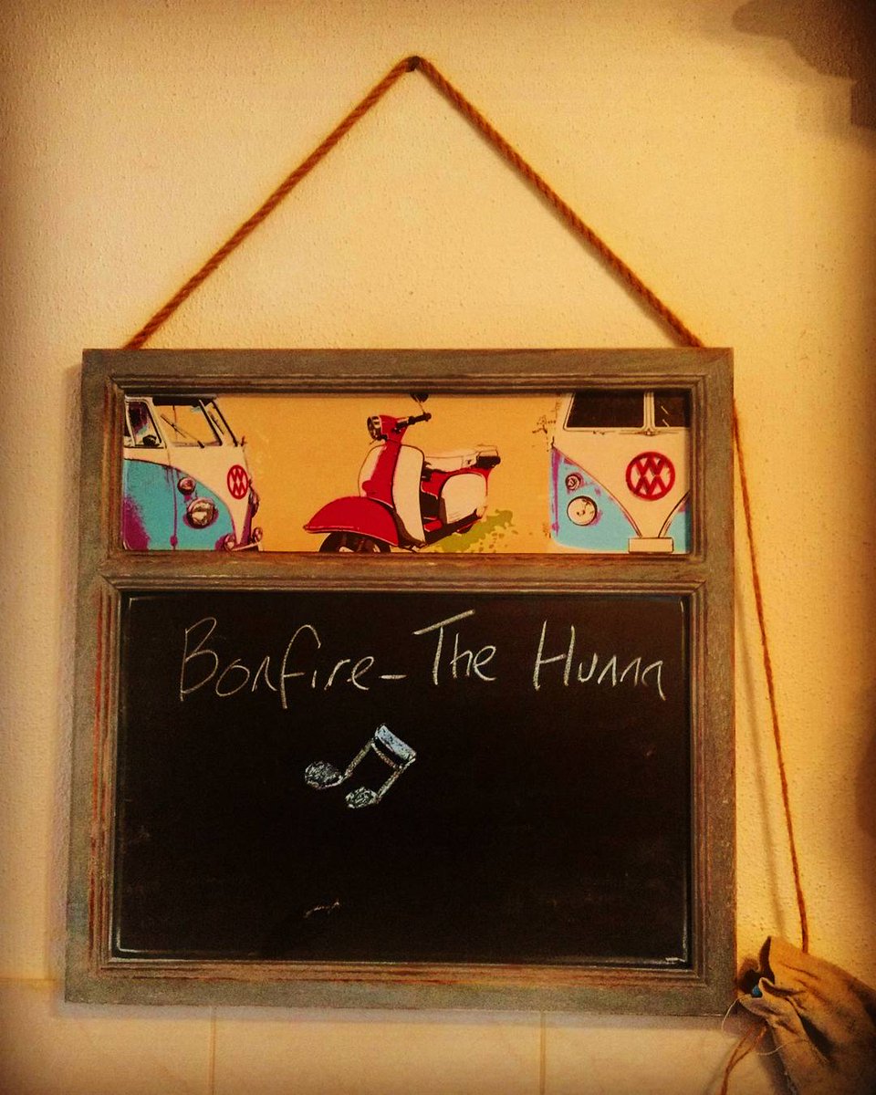 CWHenry5's tweet photo. @THEHUNNABAND Jones' household track of the day. ❤⬆️🔥 #ourloveisgoingupinflames #bonfire https://t.co/EUNhVwWGz0