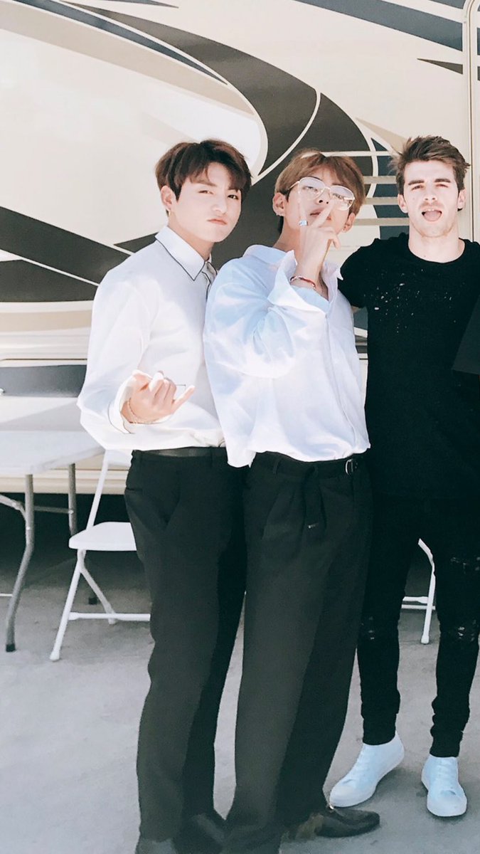 yoobmi's tweet photo. No offense but can they stand any closer https://t.co/BJ0kA15Wbt
