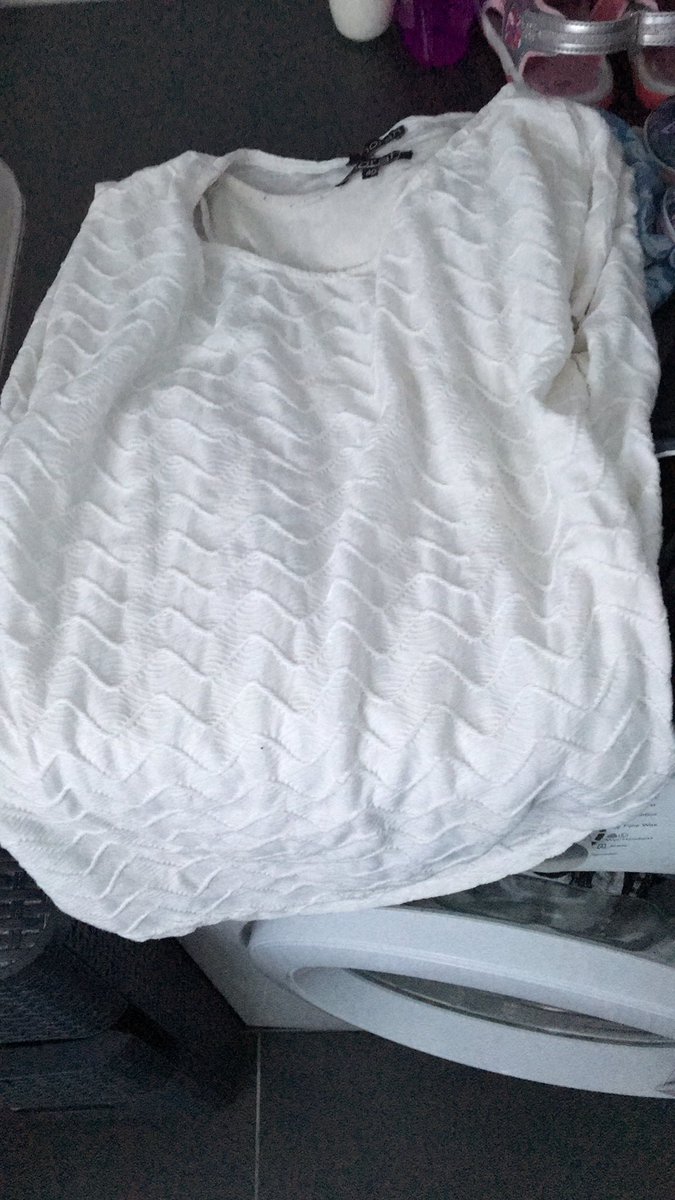 kvMENL's tweet photo. Gevonden in een sporttas die in de keet stond, van welke vrouw is deze kleding? Shirt en hempje #retweet #ledenpartij21-5-17 https://t.co/eWlO4aepW0