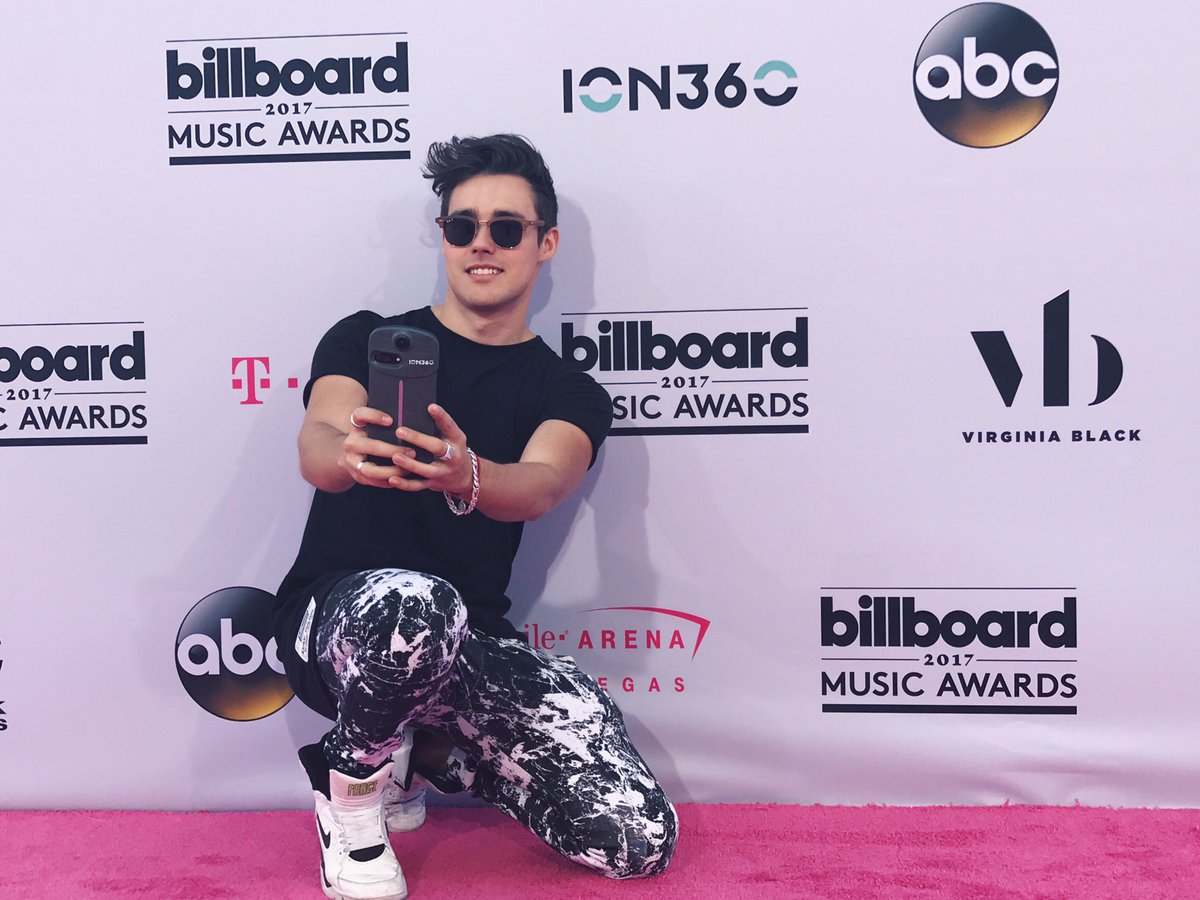 ION360's tweet photo. Who else is Magenta Carpet ready? @JorgeBlancoG and his ION360 U camera are! #LiveInTheWow #BBMAs https://t.co/UDMlSGkruv
