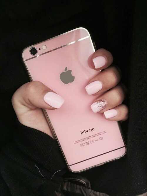 MassVodkaa's tweet photo. Esas uñas y ese celular😍 https://t.co/yALpgglGgP