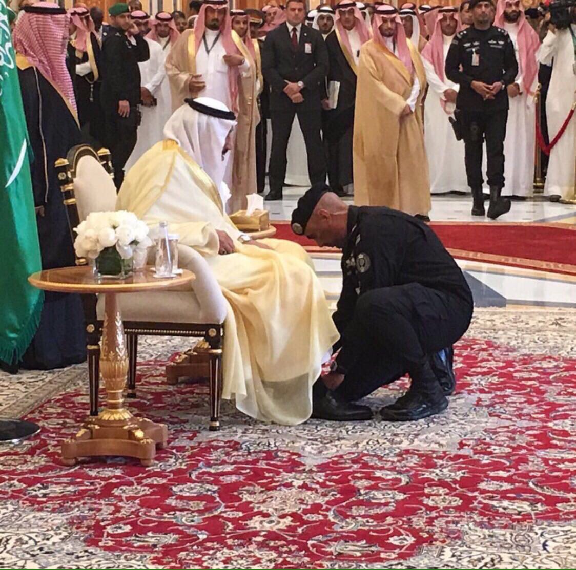#عبدالعزيز_الفغم
صورة تختصر لك حب ولاة الامر رفع الله قدرك ياسعادة العميد..!