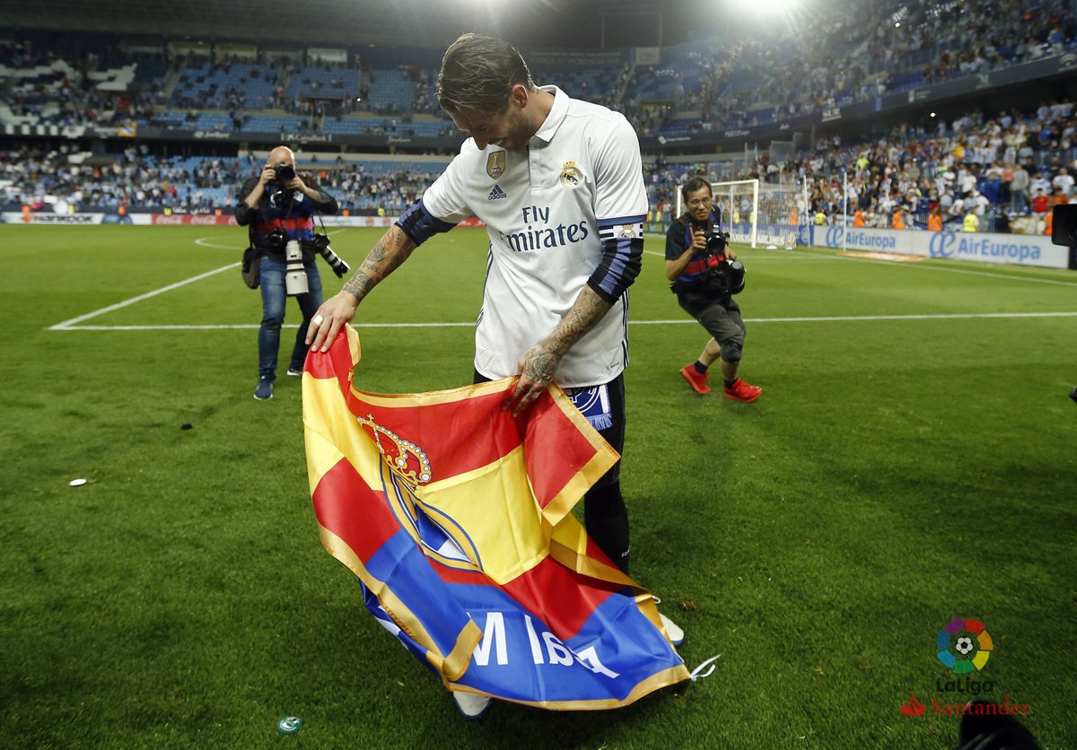 LaLiga's tweet photo. ¡@SergioRamos toma el relevo de @RaulGonzalez! 🇪🇸🏆😀 https://t.co/s6qAhv9fOy