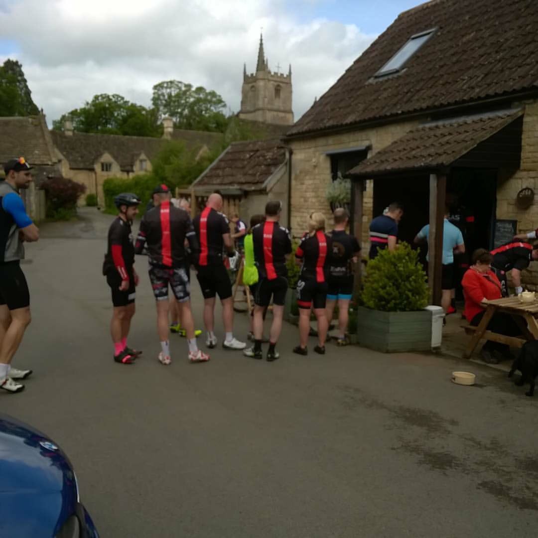 SAScycleclub's tweet photo. The Sunday club ride today, with 30+ riders of varying abilities taking part, leading to quite a queue at the coffee stop #CollectiveCycling https://t.co/kmrE6N8VJT
