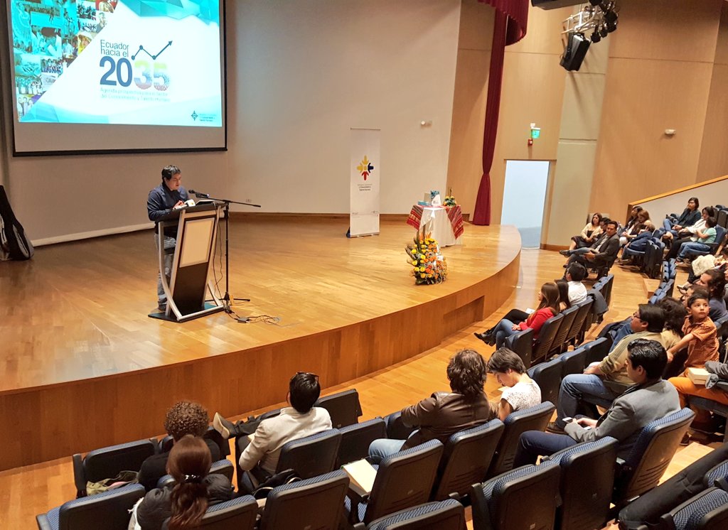 "Es importante imaginar el país que queremos para nuestros hijos", <a href="/ecuarauz/">Andrés Arauz</a>