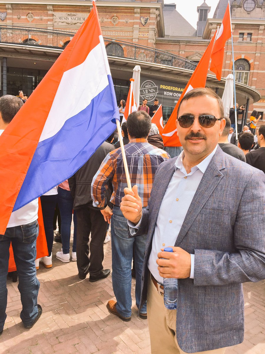 TOVArnhem's tweet photo. Voorzitter TOV voor Musis Sacrum bij start Turkse Optocht van het Turks Festival in Park Presikhaaf #Arnhem https://t.co/zNdeWml3xT