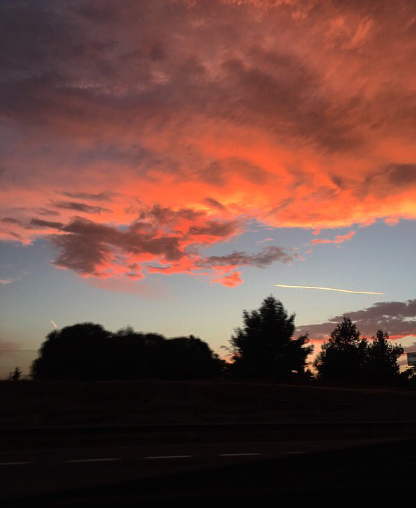 soyleticiaconc's tweet photo. Fan de llegar a Madrid y que me reciba con este atardecer 🌅🌅🌅 #DeVuelta #HoliMadridDeNuevo #FindePirata https://t.co/WuYfqoyaeE