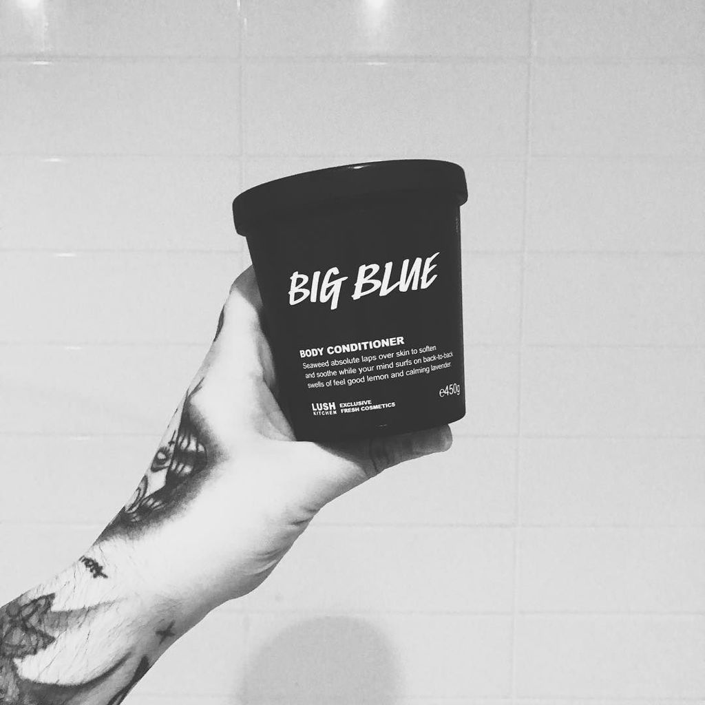 graemefullwood's tweet photo. Soft skin 👌🏼 | #lush #bigblue #bodyconditioner #lushkitchen @lushkitchen @lush #bw #tattoos #handtattoo https://t.co/ciqwwTSK1t https://t.co/ZuDnWQB4dM