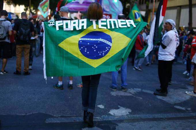 exame's tweet photo. Protestos em várias cidades pedem saída de Temer e eleição direta > https://t.co/MsAi7RvIZR https://t.co/2bsmEoIKvr