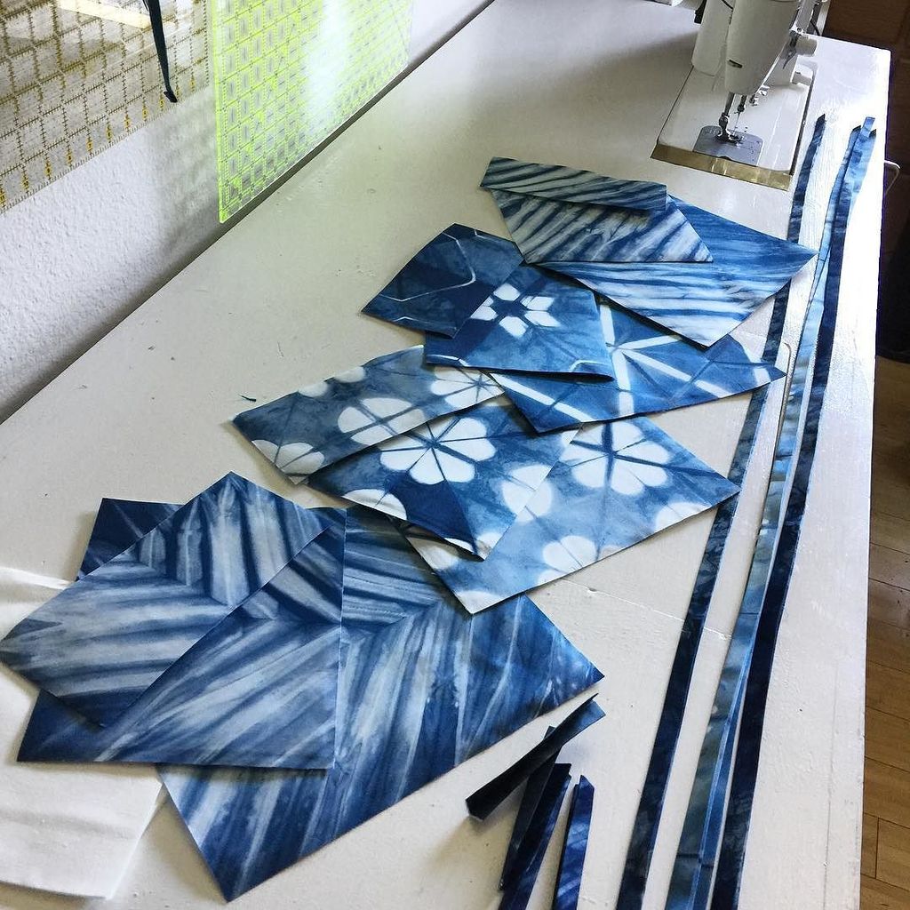 CandiedFabrics's tweet image. Here are all the parts and pieces of four #zipandgo bags, they've been interfaced and fleeced, now I got to start … ift.tt/2rrnmEw