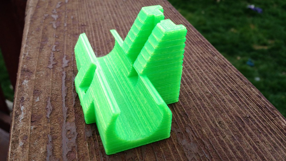 westers47's tweet photo. #3DSenpai Last print came out fine then this happened. No changes in the slicer settings were made. PLA at 186C at 30mm/s, prusa i3 clone https://t.co/EbDkS9kDAz