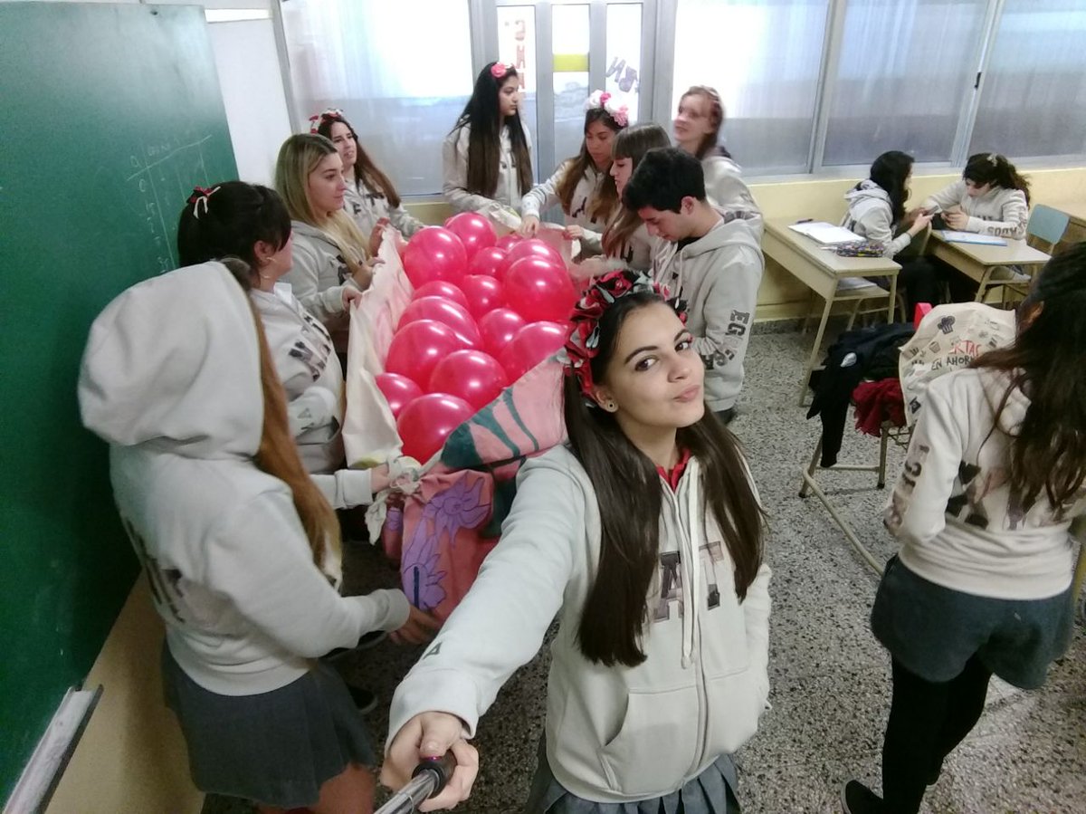 Promoveinte17's tweet photo. PRESENTACIÓN DE CAMPERAS - INSTITUTO MAGDALENA ABRAIN, LANÚS https://t.co/asxWEob5pf