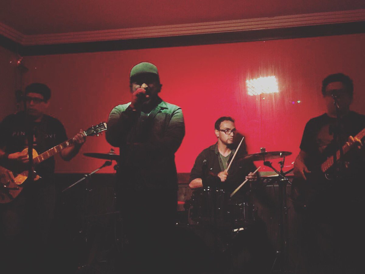 dannygalanmusic's tweet photo. Con mis hermanos @bdhbanda pasando una noche de buena música en #cuenca https://t.co/0oXsc69U9d
