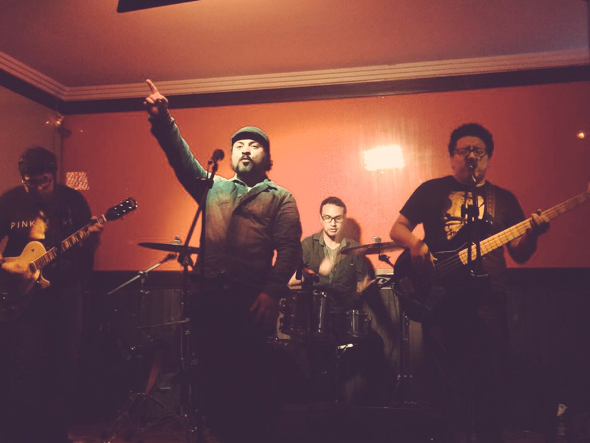 dannygalanmusic's tweet photo. Con mis hermanos @bdhbanda pasando una noche de buena música en #cuenca https://t.co/0oXsc69U9d