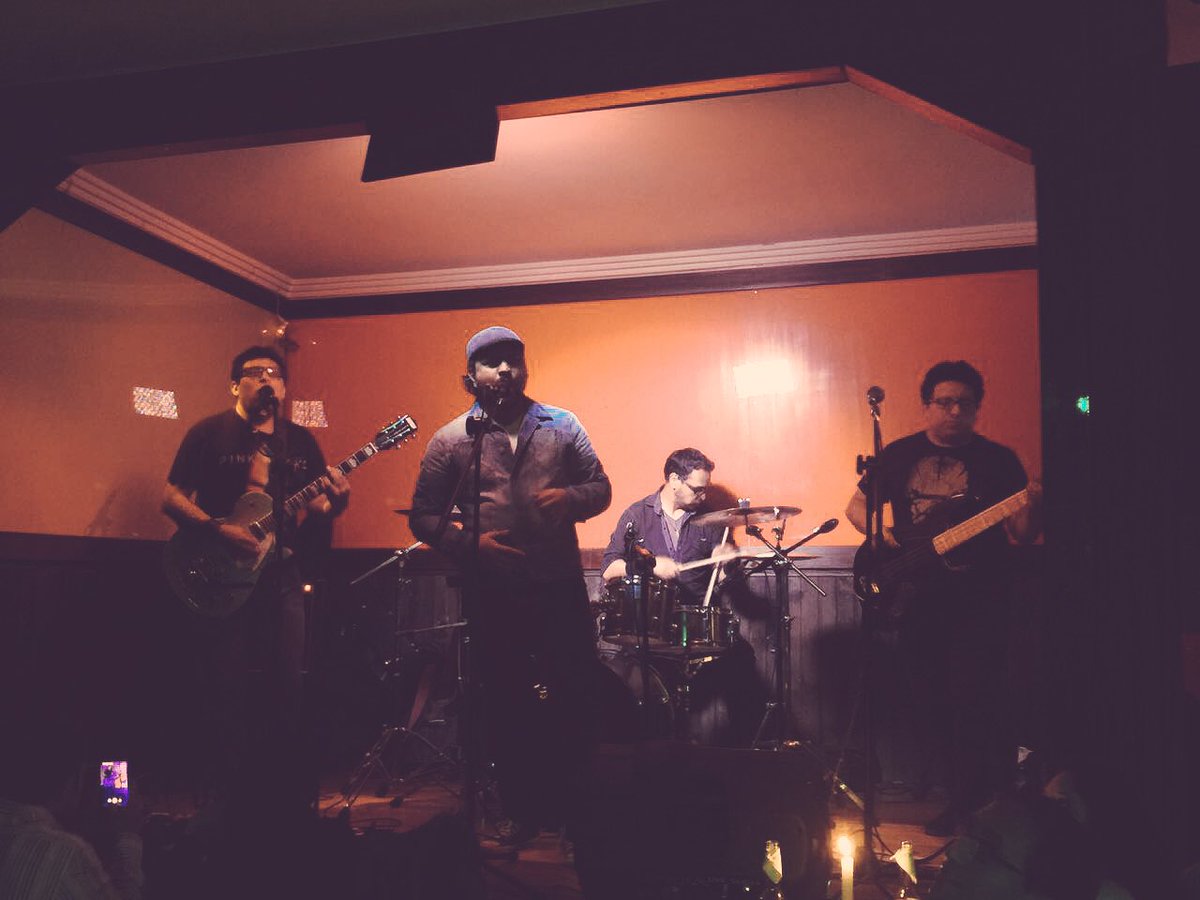 dannygalanmusic's tweet photo. Con mis hermanos @bdhbanda pasando una noche de buena música en #cuenca https://t.co/0oXsc69U9d