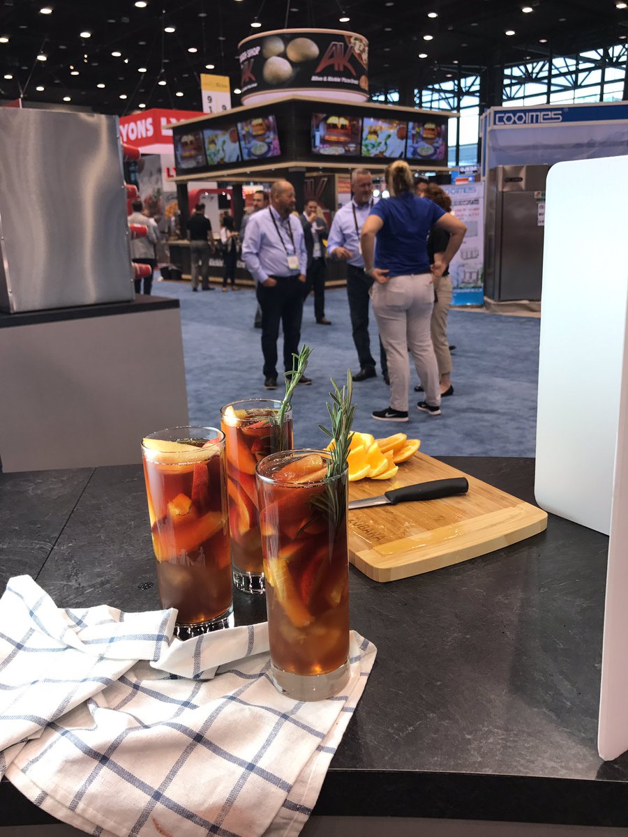 FeelGoodFoodie's tweet photo. Behind the scenes food styling with @CommunityCoffee at #NRAShow17
#StyleYourPlate #Ad https://t.co/NSOZmxTMxW