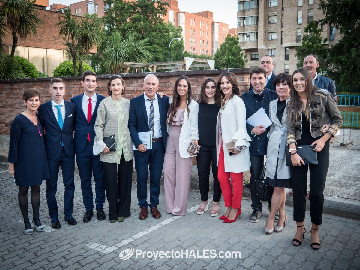 HALESmedia's tweet photo. El otro día celebramos la Graduación de la XXXVIII Promoción de @teresianaspampl. Fotografía HALES https://t.co/oS6PaYDwwl. ¡Enhorabuena! https://t.co/vSo6FuyT2O