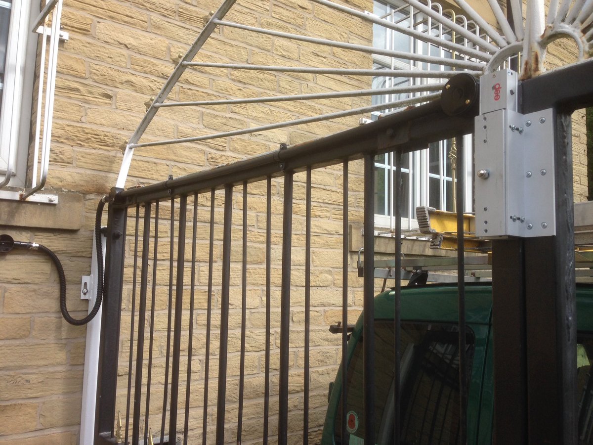 sgslocksmith's tweet photo. Magnetic lock fitted to the Wool merchant Hotel back gates, today. https://t.co/cDZRjCk1HI