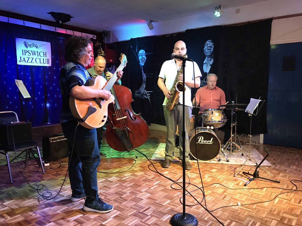 ipsjazzandblues's tweet photo. A real #guitar masterclass 2nite at The Cali. #HowardAlden in sensational form with #OllyWilby #SimonWoolf & #SebastiaanDeKrom. https://t.co/Q6FdKhripI