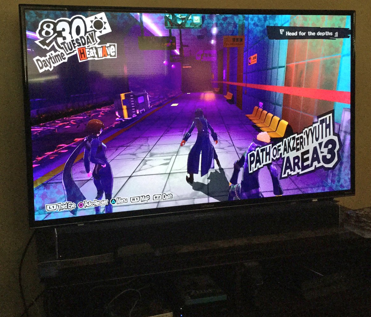 pjfoxes's tweet photo. Lazing around on a Sunday with @NukeTownFox watching @Enigmatic_Havoc play Persona 5. Makes me want a PS4. #foxes #stolf https://t.co/seTMlIInzN