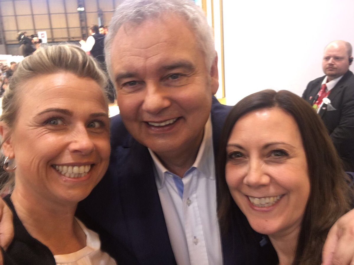 Nicola_j_m's tweet photo. Bloody love @EamonnHolmes π What a gent! #TMLive #tmliveevent @thismorning https://t.co/k0vUBnwCkp