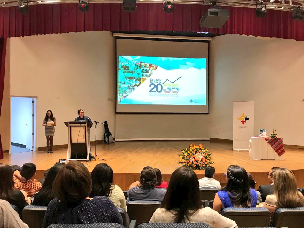 ConocimientoEc's tweet photo. "Desde @ConocimientoEc presentamos a la sociedad la Agenda Prospectiva hacia 2035 como un legado del Sector" @ecuarauz @MashiRafael https://t.co/iTnzJ2HAJC