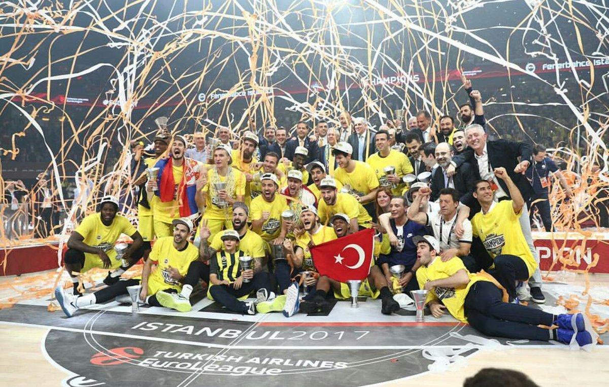 SelenKrl's tweet photo. #Fener4Glory  helal olsun!!!! Koca yurekler!!!! Turkey!!!!! https://t.co/Kk5nZP8bot