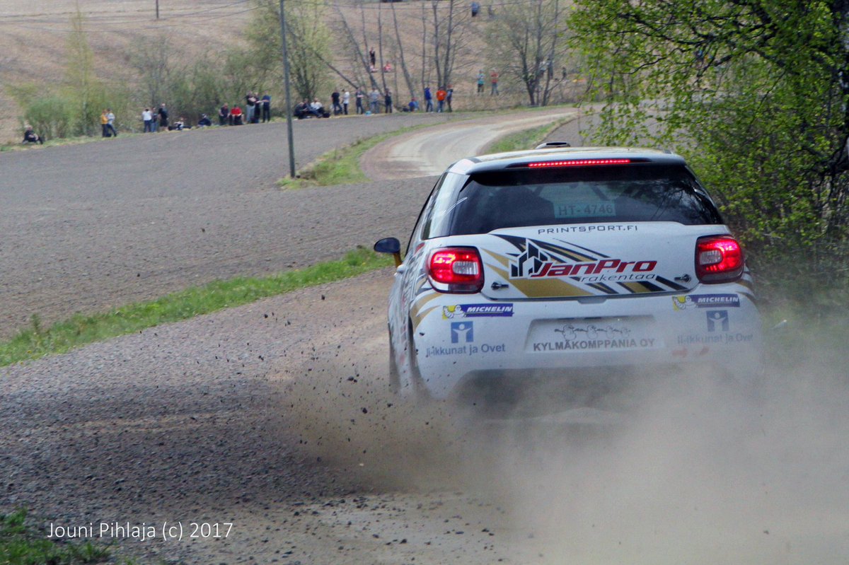 NopeatNaisetVauhdissa <a href="/jonnaolkoniemi/">Jonna Kristiina</a> <a href="/EnniMalkonen/">Enni Mälkönen</a>  <a href="/RiihimakiRalli/">Riihimäki-ralli</a> <a href="/RalliSM/">Ralli SM</a> #RiihimäkiRalli 📷 <a href="/jiipihlaja/">Jouni Pihlaja</a>