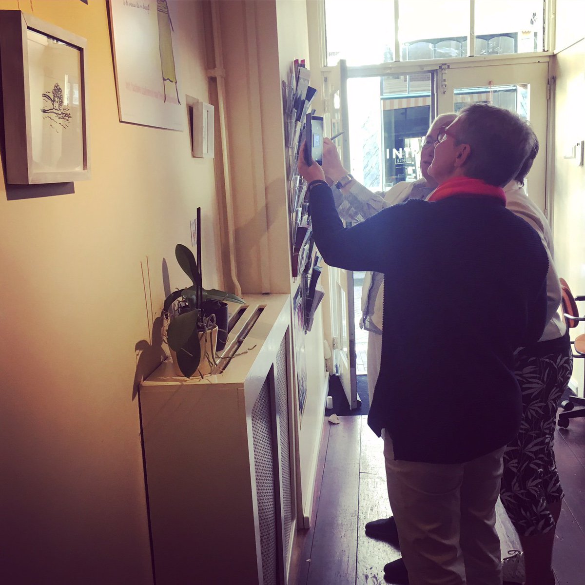 MindFOol_Tera's tweet photo. Superleuke opening gisteren! 40 bezoekers. Iedereen ging lekker aan de slag met de app van @aurasma , er werd gelachen en getekend. Blij! https://t.co/GzlXJT98nl