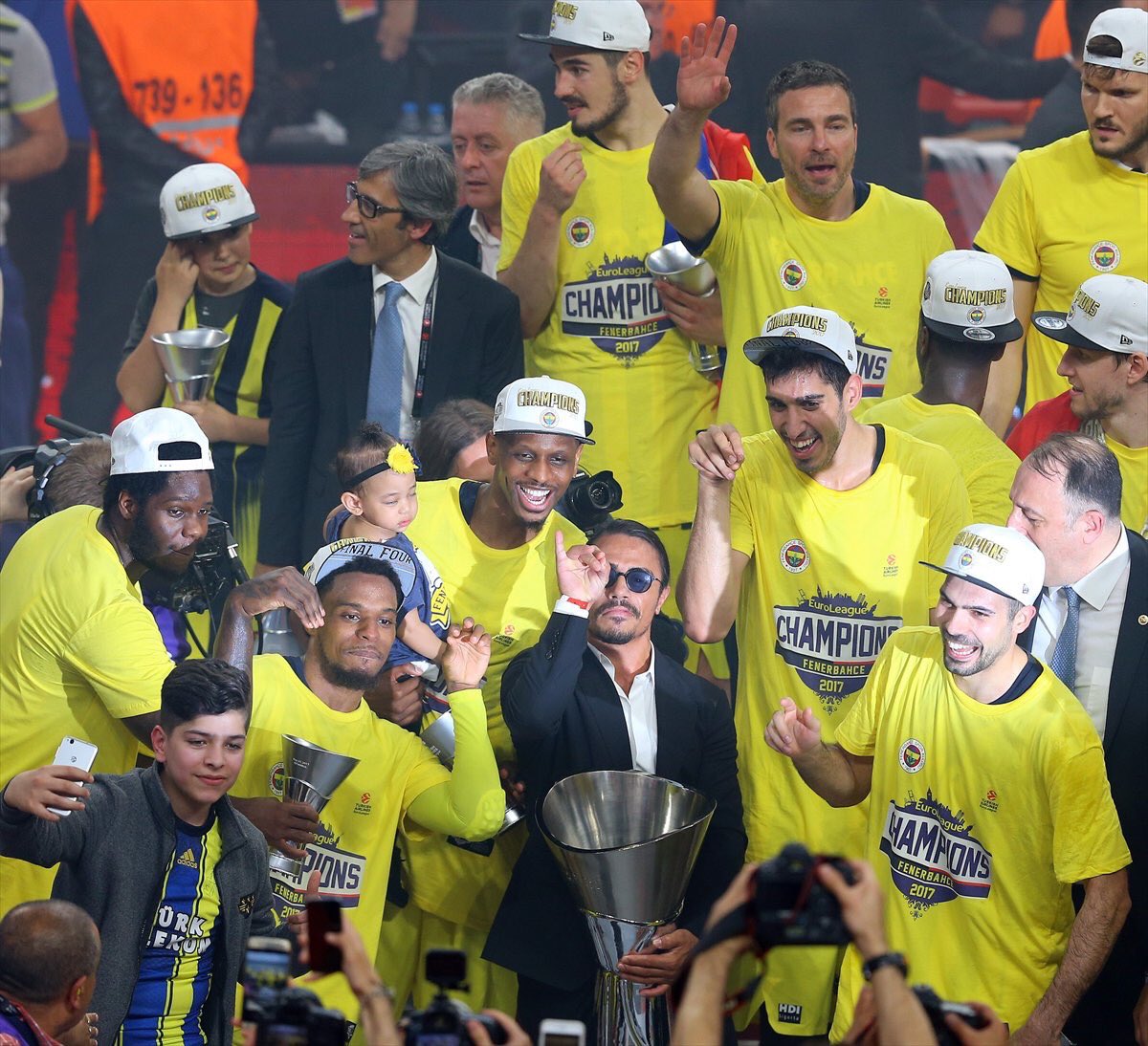 basketenzona's tweet photo. El que tiene la copa es el cocinero https://t.co/N7RZLW4fTi