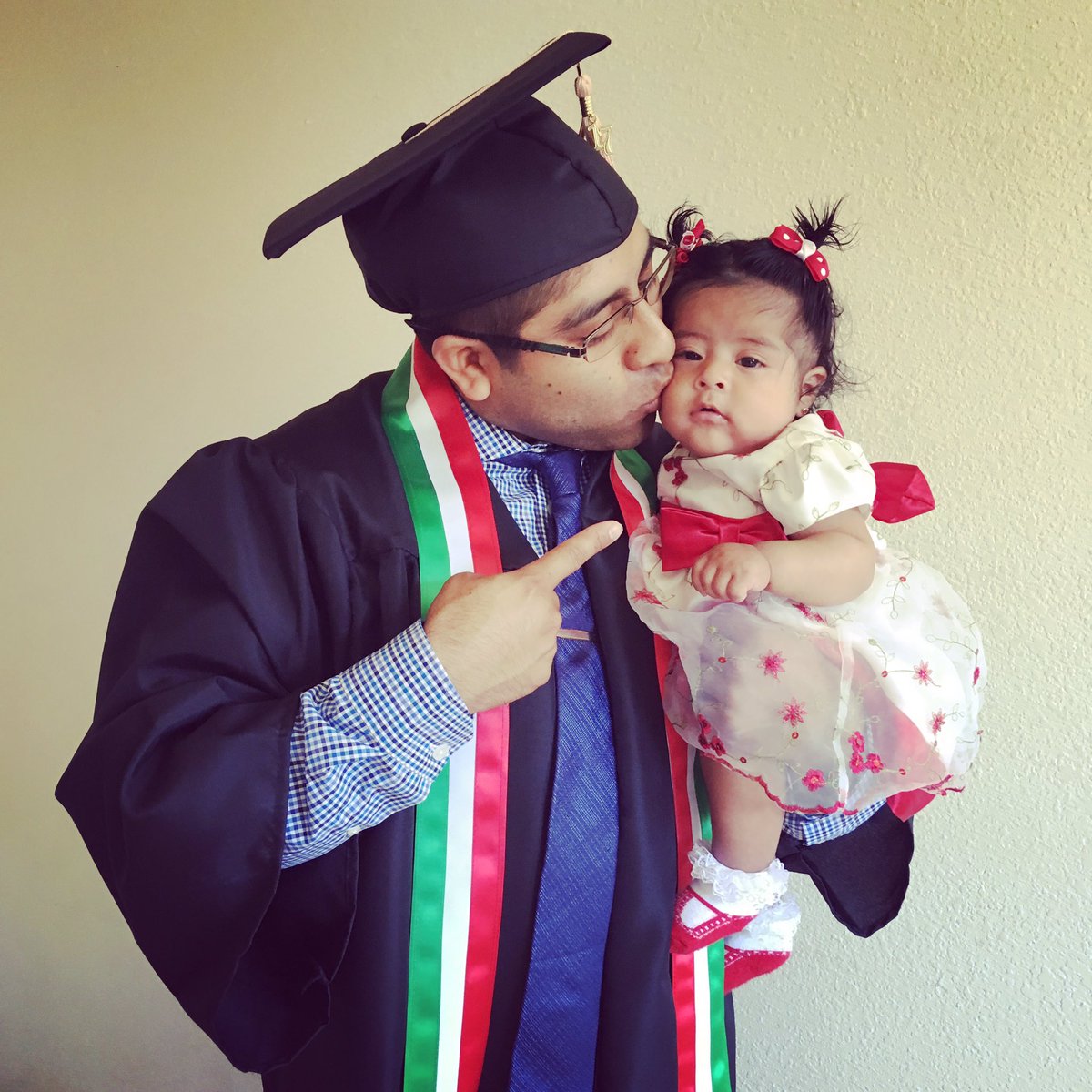 mendoza_gerardo's tweet photo. My daughter is next!!! 👍😃🎓👏👏😍😘👧🏻❤️ #FresnoStateGrad #iamfresnostatechhs #ChicanoGradFS #GoDogs #BeBold #clcc2017 #Oaxaca #CSUFresno https://t.co/diTHB755Jd