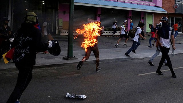 LaPagina's tweet photo. #InterDLP Opositores venezolanos prenden fuego a un hombre durante protestas
https://t.co/5AmYX7M1Wa https://t.co/8Lgh9SLabA