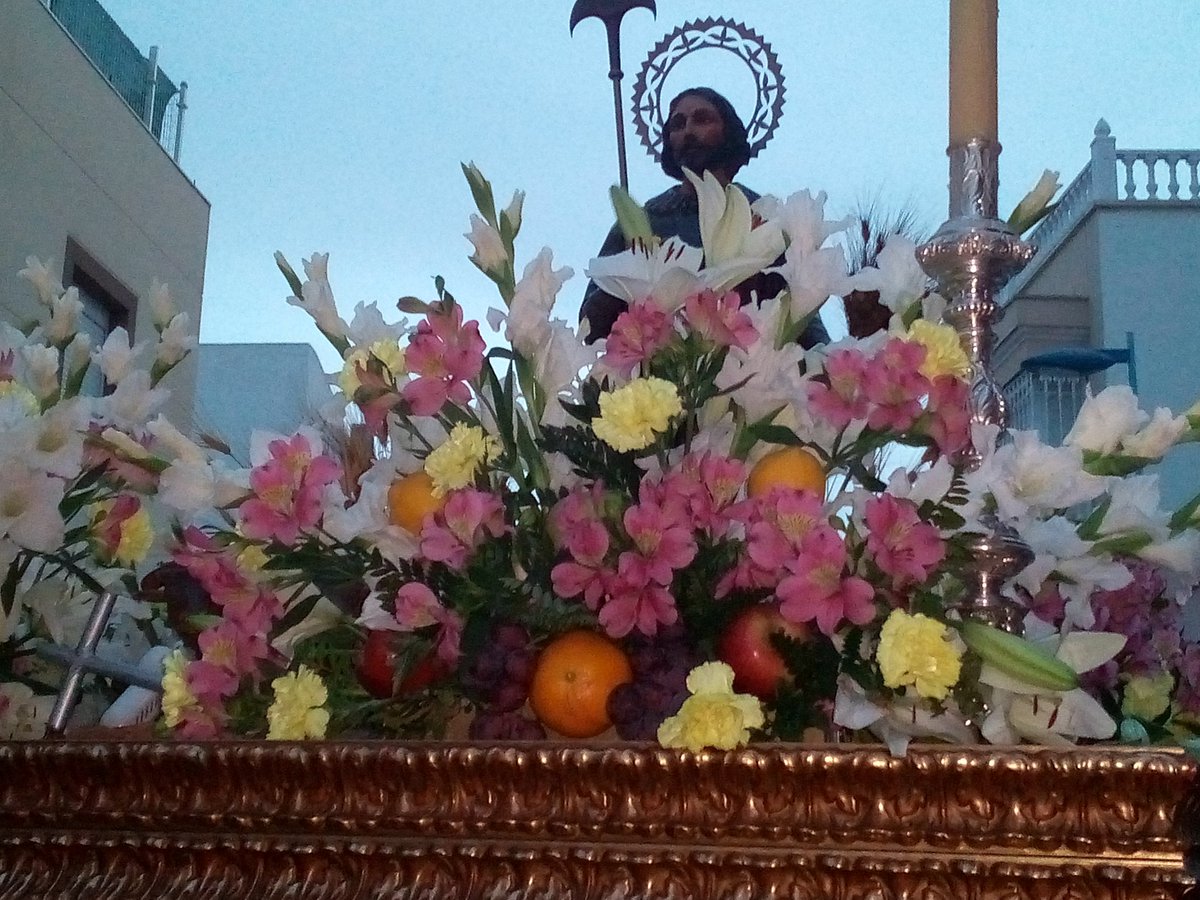 Estupendo el detalle de las frutas en la procesión de San Isidro, al ser el patrón de los agricultores.