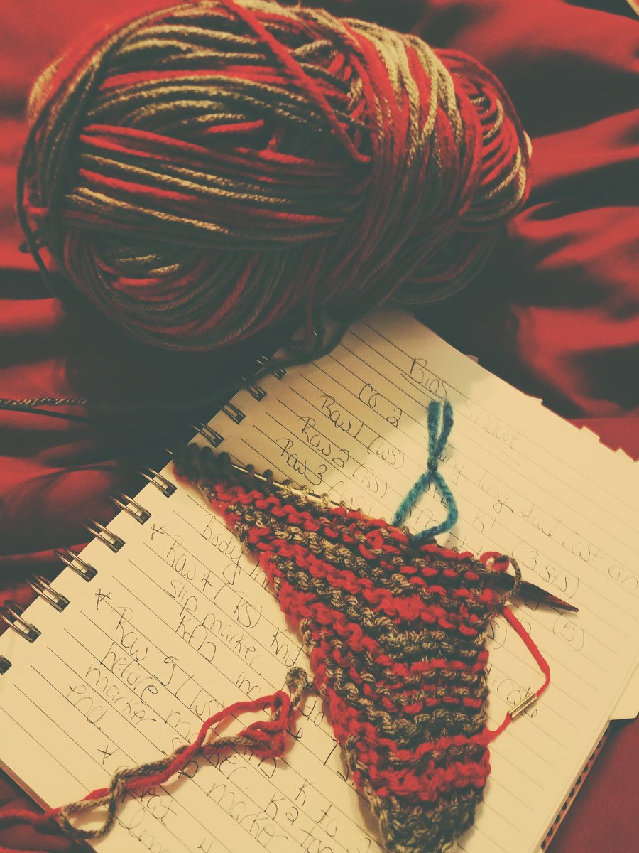mishelled7's tweet photo. My lazy Sunday knitting my Bias shawl.  #knitting #yarncollector https://t.co/iZJ6TsZy4t