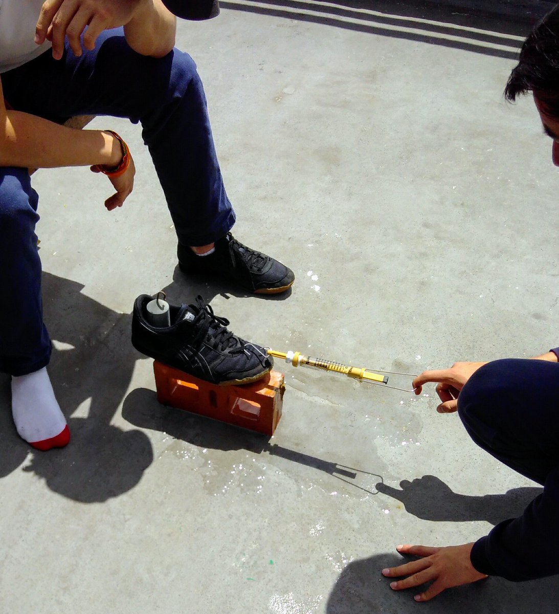 angsauer's tweet photo. Measuring graphite strength, extracting absorbent powder, coefficient of friction for surfaces: all in a days' #designthinking #CNGscience https://t.co/2cnUiIQlM0