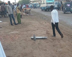 SudanTribune_AR's tweet photo. مقتل ثلاثة أشخاص وإصابة أكثر من 20 في إنفجار مخزن للأسلحة بنيالا
https://t.co/PwihPGyZM7 https://t.co/GwGUjZbKkZ