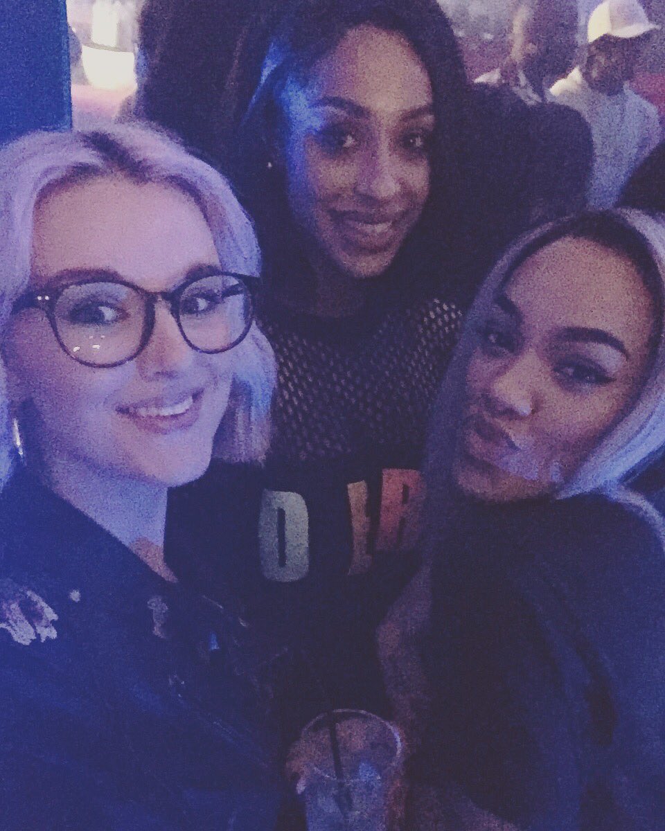 alice_ella_'s tweet photo. So lovely to meet you gals 😊💖💋 #fangirlmoment 🙀 @Stooshe @Karis_Stooshe #stooshe #fekky #albumlisteningparty #singer #songwriter https://t.co/FVXIdaFBcR