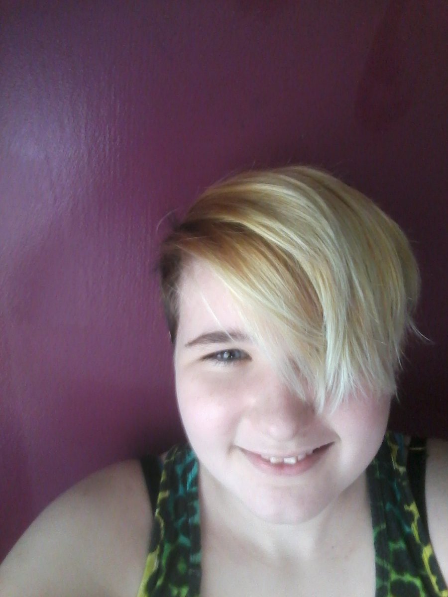 GAMINGDRAGONGRL's tweet photo. Step one of redyeing my hair, well now we know what I would look like as a blonde https://t.co/YzP88eJk2n