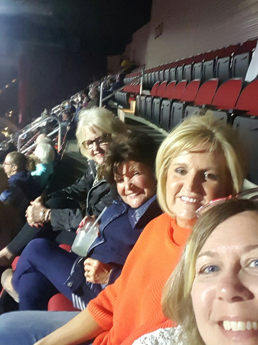 MickiNelson's tweet photo. Hey Neil wave to the nosebleeds! #TweetCaroline https://t.co/qIBkSdjrAm