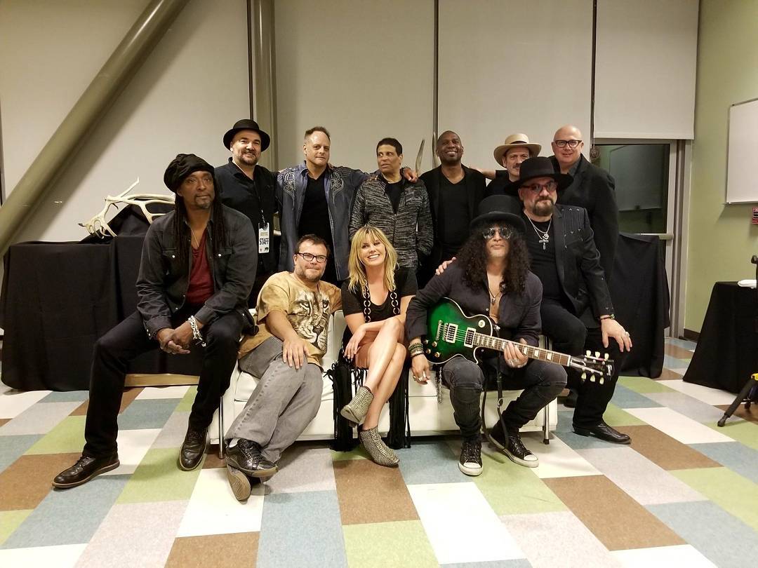 SlashFrance's tweet photo. Another 1 posted by @slash ! #BeastlyBall Slash n' Friends yesterday @LAZoo w/ @JimmyVMusic #BasicCableband @bernardfowler @gracepotter #JB https://t.co/eTPRGP54xF
