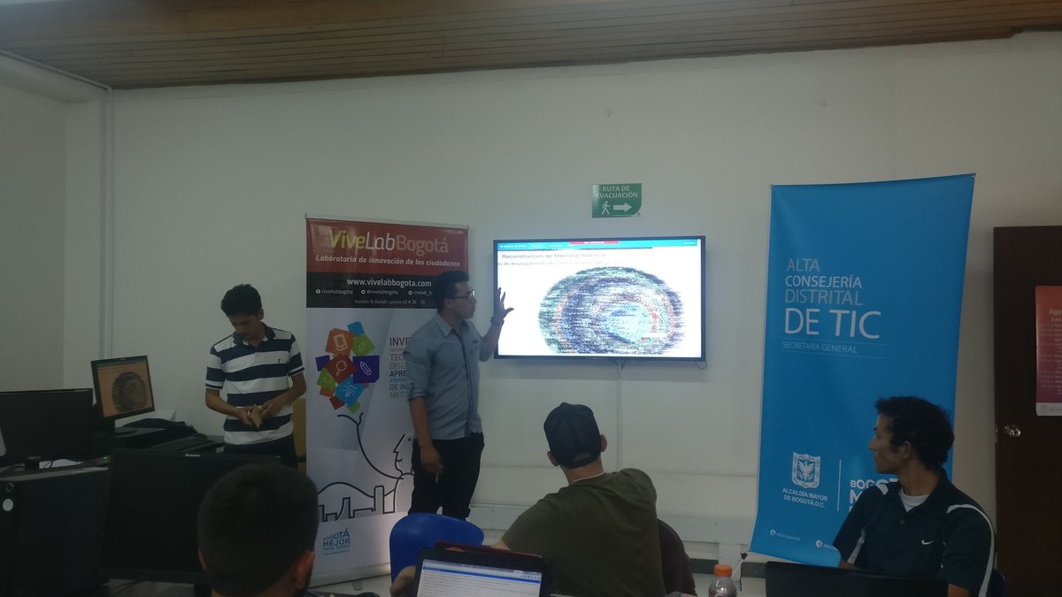 maurotov's tweet photo. Visualización de datos de desplazamiento de conflicto armando en Colombia por municipios y departamentos. #DatosDCSuba. cc @PiensaPazUnal https://t.co/E6QZsi7fXH