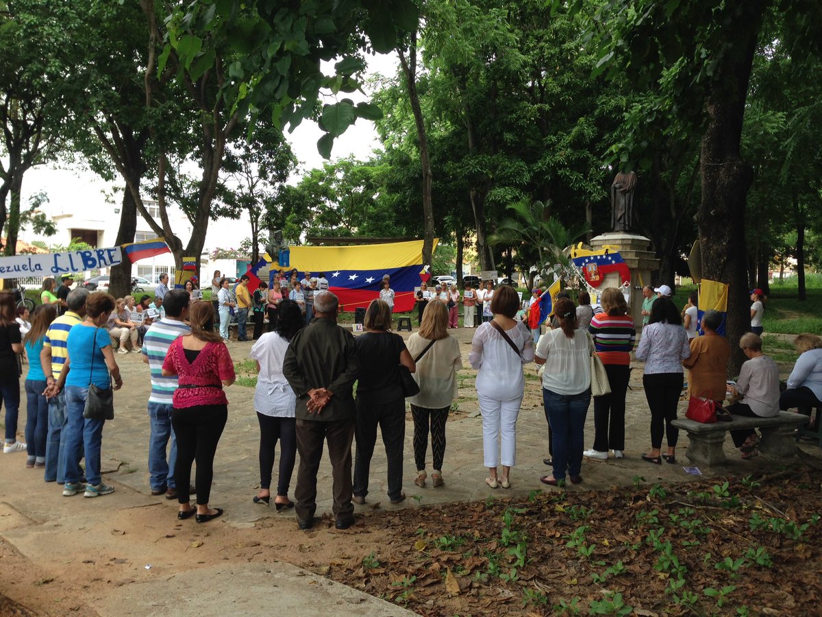 Gracias a todos los que nos acompañaron hoy en nuestro rosario x la libertad de los presos y de nuestra amada Venezuela 🇻🇪 <a href="/LORENT_SALEH/">Lorent Saleh</a>