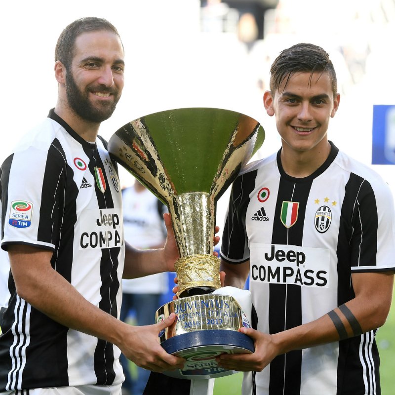 Eurosport_IT's tweet photo. Buonanotte a tutti con la "picture of the day": Gonzalo #Higuain + Paulo #Dybala + 🏆🇮🇹 = #Leg6nd https://t.co/M0abYLXuSm