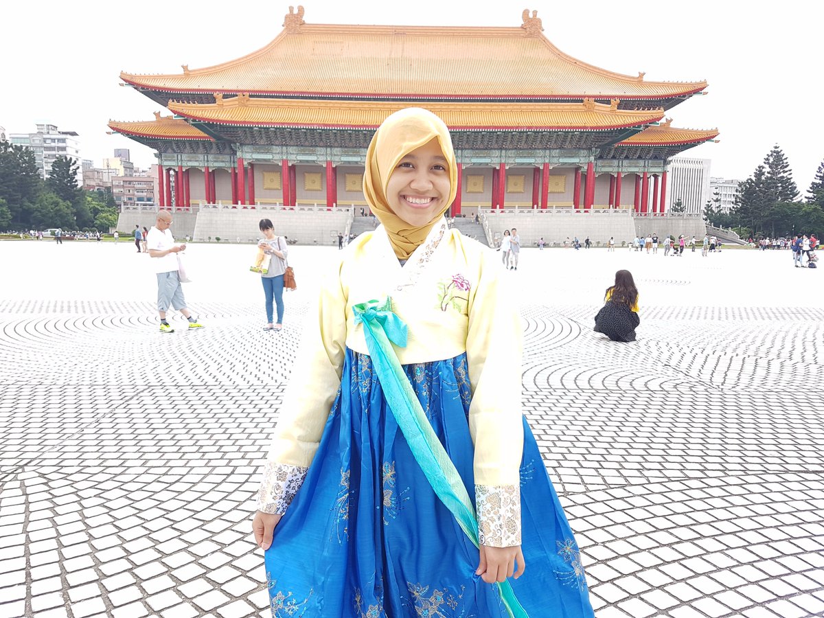 AnditaNafida's tweet photo. Sehari jadi orang Korea #hanbokkorea https://t.co/IwLN5e4GQf
