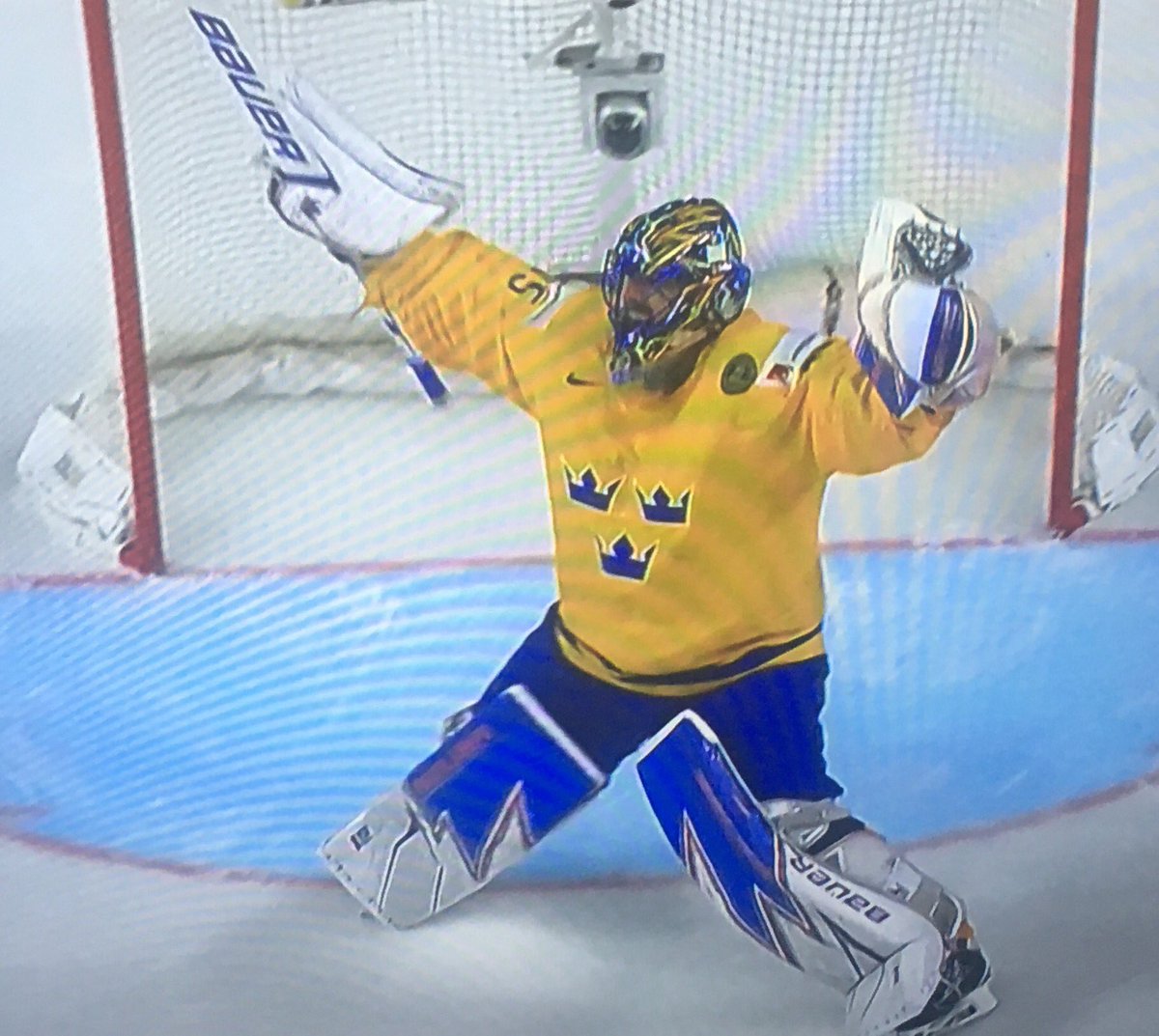 Vettewass's tweet photo. VM Guld #hockeyvm #twittpuck #35 #Lunkan https://t.co/DvCVNB0sPg