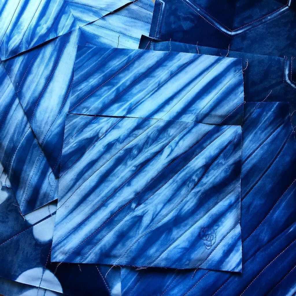 CandiedFabrics's tweet image. #quilting complete, on to assembly! #zipandgo #indigodyed #indigo #arashi #itajime #shibori ift.tt/2q03Saj