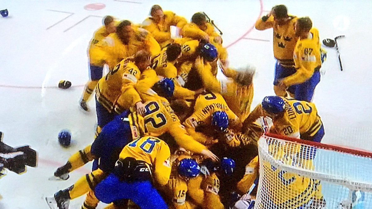 fridaboisen's tweet photo. JAAAAAAAAA! Grattis Sverige! Grattis Kung Henrik! #TreKronor #VMGULD 🇸🇪🇸🇪🇸🇪 https://t.co/9nCDtwMtZ3